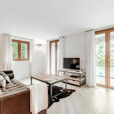 Villa Readhostprofile! # Rosalia Menaggio