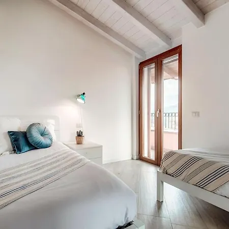 Readhostprofile! # Rosalia Villa Menaggio